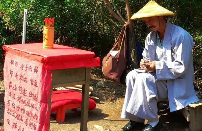 湖南很准的算命先生怎么联系，当地算卦很准的师傅电话是多少？